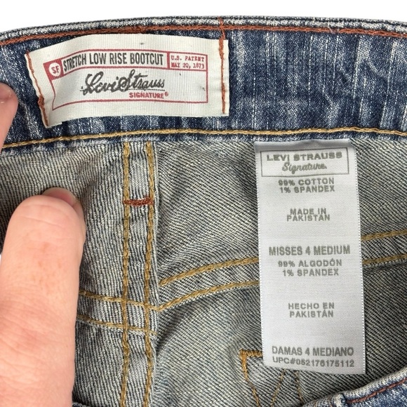 EUC Levi's Light Blue Women's Low-Rise Stretch Boot Cut Jeans Sz 4 - Picture 5 of 10